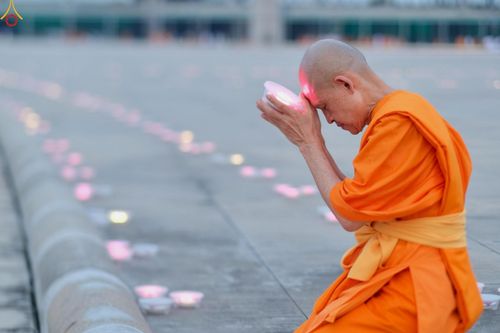 ภาพ No.223932:วันวิสาขบูชา วันอาทิตย์ที่ 11 พฤษภาคม พ.ศ. 2568 พิธีจุดวิสาขประทีป ,  พิธีเวียนประทักษิณรอบพระมหาธรรมกายเจดีย์ , พิธีฉลองชัยสวดมนต์บทธัมมจักกัปปวัตตนสูตร ครบ 7,357,000,000 จบ ณ มหารัตนวิหารคด วัดพระธรรมกาย