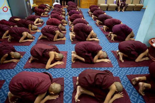 ภาพ No.220008:วันจันทร์ที่ 14 เมษายน พ.ศ. 2568 พระครูสิทธิรัตนวิเทศ ผู้ช่วยเจ้าอาวาสวัดพระธรรมกาย พร้อมด้วยผู้แทนมูลนิธิธรรมกาย และศิษยานุศิษย์หลวงพ่อธัมมชโย ออกเดินทางไปยังพื้นที่เมืองมัณฑะเลย์ สาธารณรัฐแห่งสหภาพเมียนมา โดยได้รับความเมตตาประสานงานเจ้าหน้าที่ภาครัฐจาก