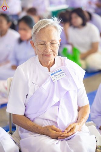 ภาพ No.221946:วันที่ 4 พฤษภาคม พ.ศ. 2568 พิธีตักบาตร เนื่องในวันอาทิตย์ต้นเดือน ณ บ้านแก้วเรือนทองคุณยายฯ วัดพระธรรมกาย