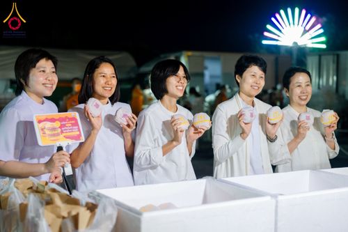 ภาพ No.190995:พิธีถวายภัตตาหารเป็นสังฆทาน แด่พระธรรมยาตรา ณ อนุสรณ์สถานคลองบางนางแท่น อ.สามพราน จ.นครปฐม ในโครงการธรรมยาตรา กตัญญูบูชา มหาปูชนียาจารย์ พระมงคลเทพมุนี(สด จนฺทสโร) พระผู้ปราบมาร อนุสรณ์สถาน 7 แห่ง ปีที่ 13 วันที่ 8 มกราคม พ.ศ. 2568