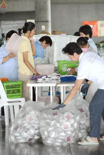 ภาพ No.246664:วันที่ 12 กันยายน พ.ศ. 2568 การเก็บงาน จัดเก็บไฟ LED ของเจ้าหน้าที่ทุกสถานะ ณ วิหารคด วัดพระธรรมกาย