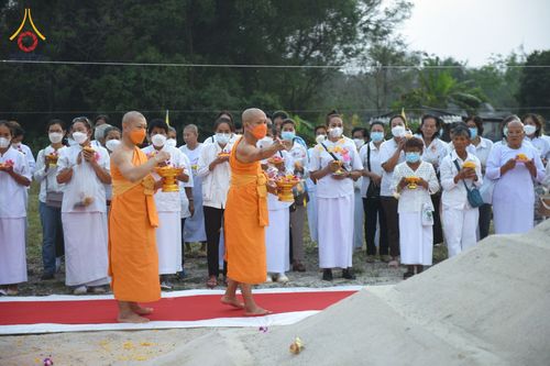 ภาพ No.76473:พิธีกลั่นแผ่นดิน โปรยดอกไม้ ขนทรายเข้าศูนย์ เพื่อสร้างอาคารปฏิบัติธรรม 80 ปี หลวงพ่อธัมมชโย  ณ ศูนย์ปฏิบัติธรรมวิหารแดง ตำบลเจริญธรรม อำเภอวิหารแดง จ.สระบุรี วันอาทิตย์ที่ 19 กุมภาพันธ์ พ.ศ. 2566