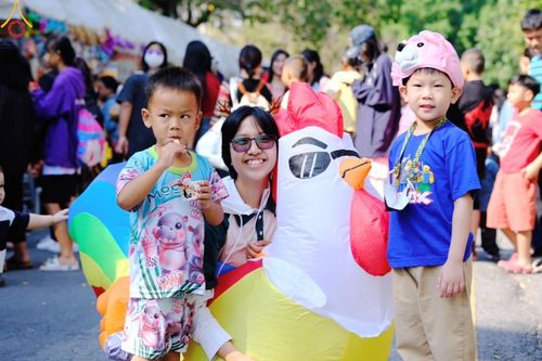 ภาพ No.194115:วัดพระธรรมกาย จัดงานวันเด็กแห่งชาติ ประจำปี พ.ศ.2568 ออกร้านอาหาร 200 ร้าน มอบของขวัญหลายหมื่นชิ้น วันที่ 12 มกราคม พ.ศ. 2568 วัดพระธรรมกาย อ.คลองหลวง จ.ปทุมธานี