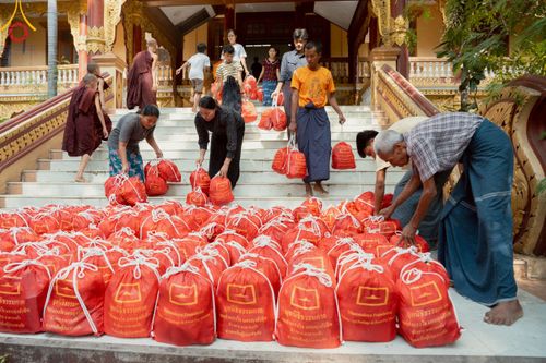 ภาพ No.220275:วันที่ 17 เมษายน พ.ศ. 2568 ผู้แทนวัดพระธรรมกาย ลงพื้นที่เยียวยา ซับน้ำตาเหยื่อแผ่นดินไหวมัณฑะเลย์