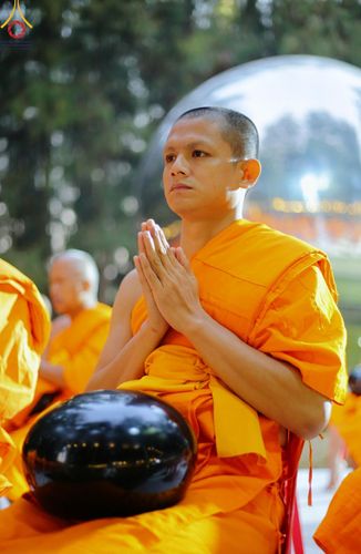 ภาพ No.190192:พิธีตักบาตรพระธรรมยาตรา ณ อนุสรณ์สถานลำดับที่ 1 สถานที่เกิดด้วยรูปกายเนื้อ อนุสรณ์สถานมหาวิหารพระมงคลเทพมุนี (โลตัสแลนด์) อ.สองพี่น้อง จ.สุพรรณบุรี ในโครงการธรรมยาตรา กตัญญูบูชา มหาปูชนียาจารย์ พระมงคลเทพมุนี(สด จนฺทสโร) พระผู้ปราบมาร อนุสรณ์สถาน 7 แห่ง 