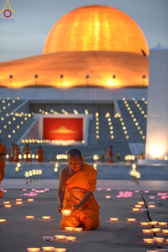 ภาพ No.150276:พิธีจุดประทีป และพิธีฉลองชัยสวดมนต์ บทธัมมจักกัปปวัตตนสูตร ครบ 6,668,272,727 จบ เนื่องในวันธรรมชัย 27 สิงหาคม พ.ศ. 2567 ณ มหารัตนวิหารคด วัดพระธรรมกาย