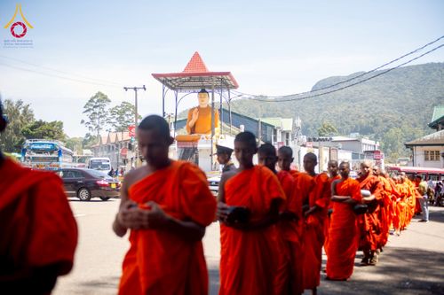 ภาพ No.225623:วันที่ 5 พฤษภาคม พ.ศ. 2568 พิธีบิณฑบาตรอบเมืองนูวราอิลิย่า ฉลองเทศกาลวิสาขบูชา แห่งชาติประเทศศรีลังกา