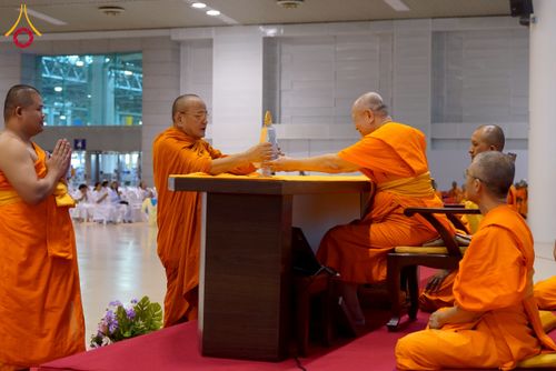 ภาพ No.232122:วันอาทิตย์ที่ 6 กรกฏาคม พ.ศ. 2568 พิธีมอบโล่เกียรติคุณ สวดธัมมจักกัปปวัตตนสูตร และรางวัลโครงการผู้นำแสงสว่างออนไลน์ ณ ห้องแก้วสารพัดนึก1 สภาธรรมกายสากล วัดพระธรรมกาย