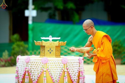 ภาพ No.140418:พิธีตอกเสาเข็มเป็นปฐมฤกษ์ เพื่อสร้างกุฎิและหอสวดมนต์ และพิธีทอดผ้าป่าบำรุงวัด ณ วัดกลางธนรินทร์ ต.บ้านแป้ง อ.พรหมบุรี จ.สิงห์บุรี วันอาทิตย์ที่ 9 มิถุนายน พ.ศ.2567