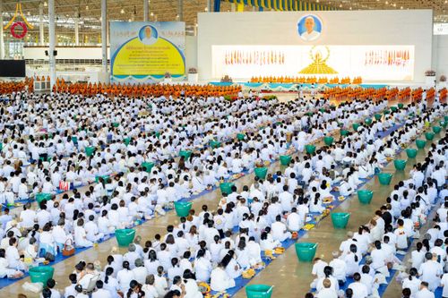 ภาพ No.231990:วันอาทิตย์ที่ 6 กรกฏาคม พ.ศ. 2568 พิธีตักบาตร ข้าวสารอาหารแห้ง  พิธีบูชาข้าวพระ สัมมนาพิเศษราชเหล็ก ณ สภาธรรมกายสากล วัดพระธรรมกาย