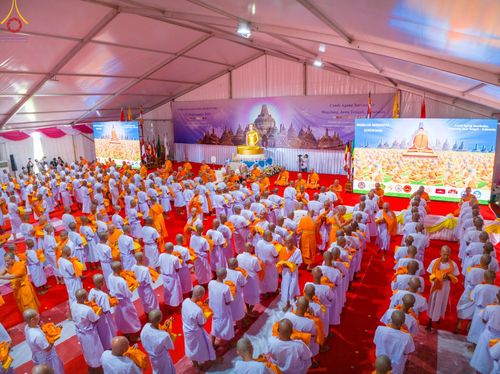 ภาพ No.103228:พิธีบรรพชา พิธีขอศีลและนิสัย ธรรมทายาทชาวอินโดนีเซียกว่า 1,000 คน ณ มหาเจดีย์บุโรพุทโธ ประเทศอินโดนีเซีย ในวันที่ 19 ธันวาคม พ.ศ. 2566