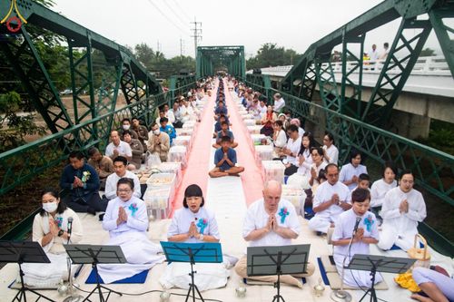 ภาพ No.101988:พิธีตักบาตรพระ 111 รูป ณ สะพานประวัติศาสตร์  อ.ปาย จ.แม่ฮ่องสอน วันอาทิตย์ที่ 10 ธันวาคม พ.ศ. 2566