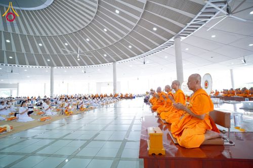 ภาพ No.226498:วันที่ 26 พฤษภาคม พ.ศ. 2568 พิธีบุพเปตพลี ครั้งที่ 164 ร่วมอุทิศบุญแด่หมู่ญาติที่ล่วงลับไปแล้ว และสืบทอดอายุพระพุทธศาสนา ณ หอฉันคุณยายอาจารย์ฯ วัดพระธรรมกาย