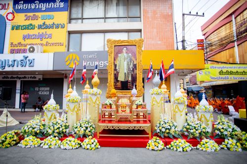 ภาพ No.180259:พิธีทำบุญตักบาตร ข้าวสารอาหารแห้ง แด่คณะสงฆ์ 99 รูป เนื่องในวันพ่อแห่งชาติ ปีที่ 50 ณ ศูนย์การค้าตลาดรังสิต ซ.รังสิต-ปทุมธานี 5 วันที่ 5 ธันวาคม พ.ศ. 2567