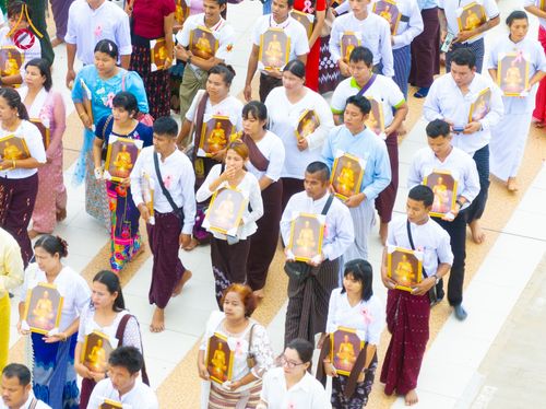 ภาพ No.143646:พิธีถวายผ้าไตร, สวดธรรมจักร, ปฏิบัติธรรม และฟังแสดงพระธรรมเทศนา ภาษาเมียนมา โดยมีสาธุชนชาวเมียนมากว่า 4,000 คน เข้าร่วมพิธี ณ มหารัตนวิหารคด วัดพระธรรมกาย วันอาทิตย์ที่ 7 กรกฎาคม พ.ศ. 2567