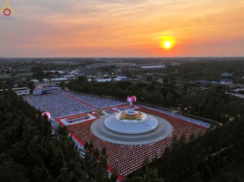 ภาพ No.109784:พิธีจุดประทีปถวายเป็นพุทธบูชา และบูชาธรรมมหาปูชนียาจารย์ วันที่ 10 มกราคม พ.ศ. 2567 ณ อนุสรณ์สถานคลองบางนางแท่น อ.สามพราน จ.นครปฐม