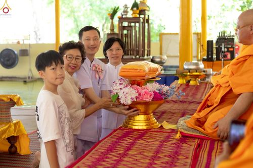 ภาพ No.250809:วันพุธที่ 8 ตุลาคม พ.ศ. 2568 พิธีทอดกฐินสามัคคีทั่วไทย 30,000 วัด โดยคณะศิษยานุศิษย์ บูชาธรรม 81 ปี หลวงพ่อธัมมชโย ณ ที่พักสงฆ์ป่ากลางแก้ว อ.เดชอุดม จ.อุบลราชธานี