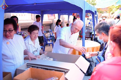 ภาพ No.171981:พิธีทอดกฐิน ณ วัดทินกรนิมิต จ.นนทบุรี ในโครงการกฐินสามัคคีทั่วไทย 30,000 วัด บูชาธรรม 80 ปี หลวงพ่อธัมมชโย โดยคณะศิษยานุศิษย์วัดพระธรรมกาย วันที่ 27 ตุลาคม พ.ศ. 2567