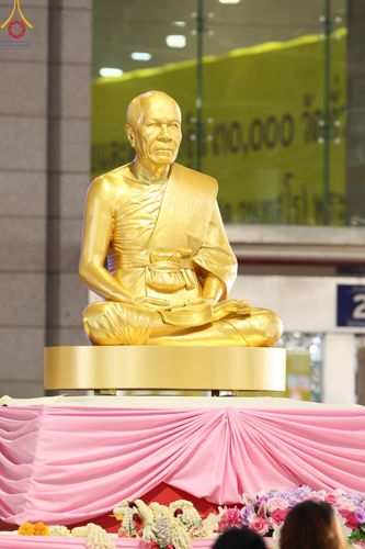 ภาพ No.159939:พิธีปฎิบัติธรรม , พิธีสักการะพระมงคลเทพมุนี (สด จนฺทสโร) พระผู้ปราบมาร ณ สภาธรรมกายสากล วัดพระธรรมกาย วันพฤหัสบดีที่ 10 ตุลาคม พ.ศ. 2567