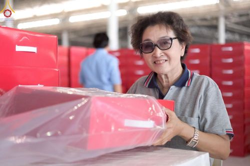 ภาพ No.214304:วันที่ 29 มีนาคม พ.ศ.2568 กิจกรรมใส่ถุงซิปกล่องไทยธรรม เพื่อรักษาความประณีตของกล่องไทยธรรม ในทุกสภาพอากาศ ณ บ้านแก้วเรือนทองคุณยาย วัดพระธรรมกาย