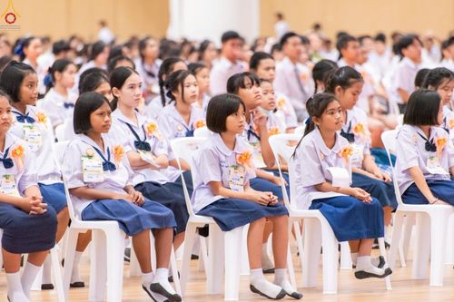 ภาพ No.245887:วันเสาร์ที่ 13 กันยายน พ.ศ. 2568 พิธีมอบผ้าไตรประธานกฐินสัมฤทธิ์เด็กดี V-Star ณ สภาธรรมกายสากล วัดพระธรรมกาย