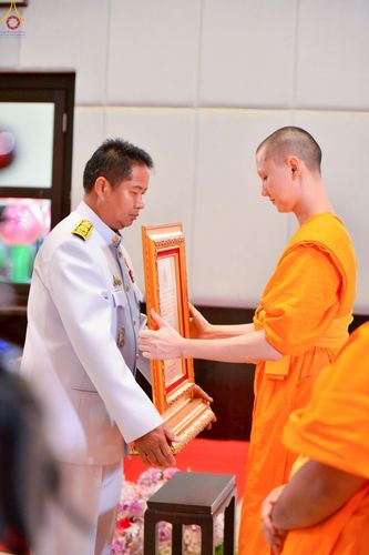 ภาพ No.230907:วันอังคารที่ 1 กรกฎาคม พ.ศ. 2568 ผู้ว่าราชการจังหวัดปทุมธานี เป็นประธานพิธีต้อนรับ สัญญาบัตร พัดยศ พระครูสัญญาบัตรสายต่างประเทศ วัดพระธรรมกาย ประจำปี พ.ศ. 2568 จำนวน 19 รูป