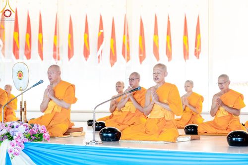 ภาพ No.143364:พิธีตักบาตร ข้าวสารอาหารแห้ง ณ บ้านแก้วเรือนทองคุณยายฯ และ พิธีบูชาข้าวพระ  ณ สภาธรรมกายสากล วัดพระธรรมกาย วันอาทิตย์ที่ 7 กรกฎาคม พ.ศ. 2567