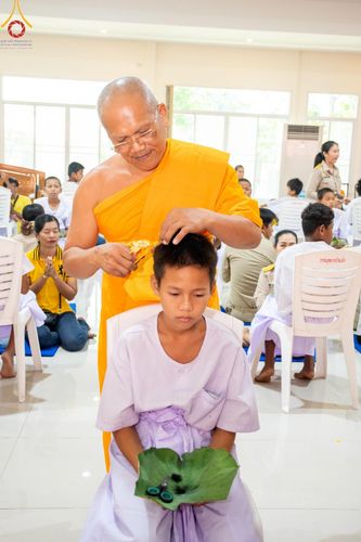 ภาพ No.59091:พิธีปลงผมและแห่นาคธรรมทายาท ในโครงการบรรพชาสามเณร ภาคฤดูร้อน เฉลิมพระเกียรติพระบาทสมเด็จพระเจ้าอยู่หัว เนื่องในโอกาส  พระราชพิธีมหามงคลเฉลิมพระชนมพรรษา 6 รอบ  ปลงผมนาคในวันที่ 21 เมษายน พ.ศ 2567 ณ วัดกลางธนรินทร์ (ธรรมอุทยานบ้านแป้ง)