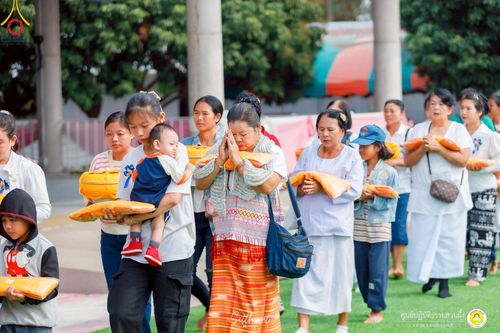 ภาพ No.215923:วันพฤหัสบดีที่ 3 เมษายน พ.ศ. 2568 พิธีบรรพชาสามเณร ภาคฤดูร้อน รุ่นที่ 15  บูชาธรรมหลวงพ่อธัมมชโย 81 ปี 81 รูป ณ ศูนย์ปฏิบัติธรรมสวนผึ้ง จ.ราชบุรี