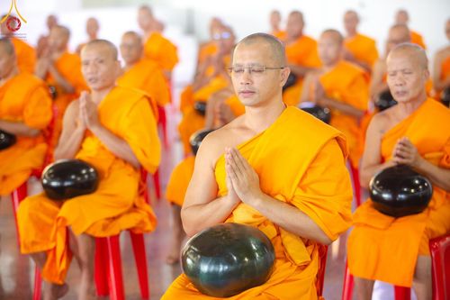 ภาพ No.158901:พิธีตักบาตร ในวันอาทิตย์ต้นเดือน วันที่ 6 ตุลาคม พ.ศ. 2567 ณ สภาธรรมกายสากล วัดพระธรรมกาย