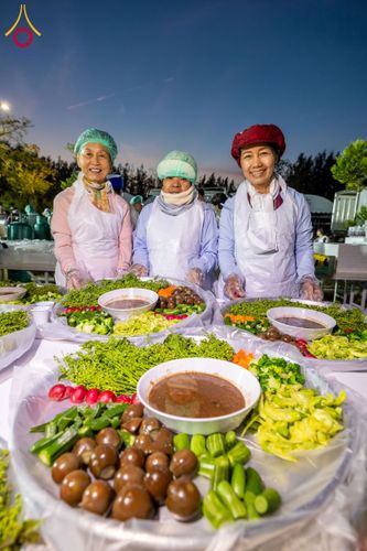 ภาพ No.193688:สาธุชนถวายภัตตาหารเป็นสังฆทาน แด่พระธรรมยาตรา ณ อนุสรณ์สถานมหาวิหารพระมงคลเทพมุนี (โลตัสแลนด์) อ.สองพี่น้อง จ.สุพรรณบุรี ในโครงการธรรมยาตรา กตัญญูบูชา มหาปูชนียาจารย์ พระมงคลเทพมุนี(สด จนฺทสโร) พระผู้ปราบมาร ปีที่ 13 วันที่ 12 มกราคม พ.ศ.2568