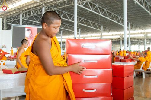 ภาพ No.210844:วันที่ 15 มีนาคม พ.ศ. 2568  บุญบรรจุกล่องไทยธรรม เพื่อถวายแด่พระสังฆาธิการ 40,000 กว่าวัดทั่วไทย ในวันคุ้มครองโลก 22 เมษายน พ.ศ. 2568