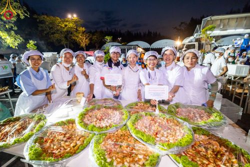 ภาพ No.110660:พิธีถวายภัตตาหารเป็นสังฆทาน แด่คณะพระธรรมยาตราฯ ในโครงการธรรมยาตรากตัญญูบูชา มหาปูชนียาจารย์ พระมงคลเทพมุนี(สด จนฺทสโร) พระผู้ปราบมาร อนุสรณ์สถาน 7 แห่ง ปีที่ 12 วันที่ 12 มกราคม พ.ศ. 2567 ณ อนุสรณ์สถานมหาวิหารพระมงคลเทพมุนี(โลตัสแลนด์) อ.สองพี่น้อง จ.สุ