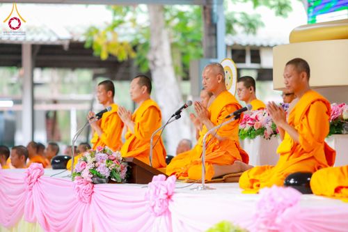ภาพ No.61228:พิธีตักบาตรฉลองพระใหม่ รุ่นบูชาธรรมโครงการ 1-2 โครงการบรรพชาอุปสมบทหมู่ธรรมทายาท บูชาธรรมหลวงพ่อธัมมชโย 80 ปี ณ โถงช้างสำนักงานใหญ่ วัดพระธรรมกาย วันที่ 20 เมษายน พ.ศ. 2567