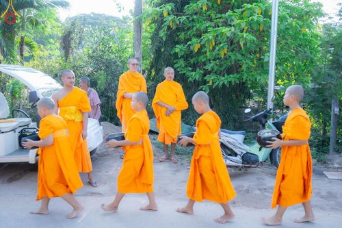 ภาพ No.57818:กิจกรรมบิณฑบาตของสามเณร โครงการบรรพชาสามเณร ฟื้นฟูพระพุทธศาสนาทั่วไทย ธุดงคสถานชลบุรี ณ ชุมชนบ้านห้วยเหียน ตำบลบ่อวิน  อำเภอศรีราชา จังหวัดชลบุรี วันที่ 27 เมษายน พ.ศ. 2567