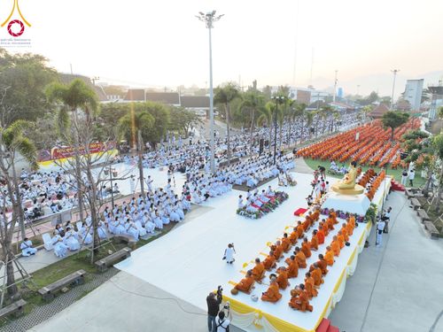 ภาพ No.101736:ตักบาตรพระ 10,000 รูป เติมบุญให้แผ่นดิน เนื่องในโอกาส 192 ปี จังหวัดกาญจนบุรี หนึ่งในโครงการตักบาตรพระ 2,000,000 รูป  77 จังหวัดทุกวัดทั่วไทย วันจันทร์ที่ 11 ธันวาคม พ.ศ. 2566 บริเวณถนนสองแคว (SKY WALK) เมืองกาญจนบุรี