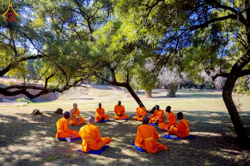 ภาพ No.232969:วันอาทิตย์ 29 มิถุนายน พ.ศ. 2568 กิจกรรมอบรมธรรมทายาทแอฟริกาใต้  ปฏิบัติธรรมสร้างสันติสุขภายใน แสงแห่งพุทธธรรมสู่แผ่นดินแอฟริกาใต้ ณ บริเวณหน้าวัดพระธรรมกายโจฮันเนสเบิร์ก