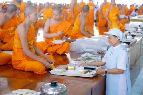 ภาพ No.208335:พิธีสวดพระพุทธมนต์ และถวายภัตตาหารเมนูสวรรค์แด่พระภิกษุ สามเณร วันที่ 15 กุมภาพันธ์ พ.ศ. 2568 ณ หอฉันคุณยายอาจารย์ฯ วัดพระธรรมกาย