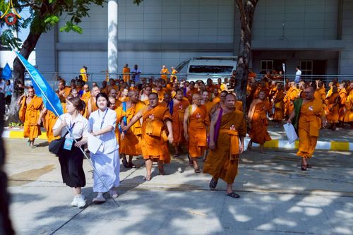 ภาพ No.221530:วันอังคารที่ 22 เมษายน พ.ศ. 2568 ภาพพิธีถวายมหาสังฆทานคณะสงฆ์ 40,000 กว่าวัดทั่วประเทศ เนื่องในวันคุ้มครองโลก ชุดที่ 2 (ปลื้มให้สมการรอคอย) ณ ลานธรรมพระมหาธรรมกายเจดีย์ วัดพระธรรมกาย