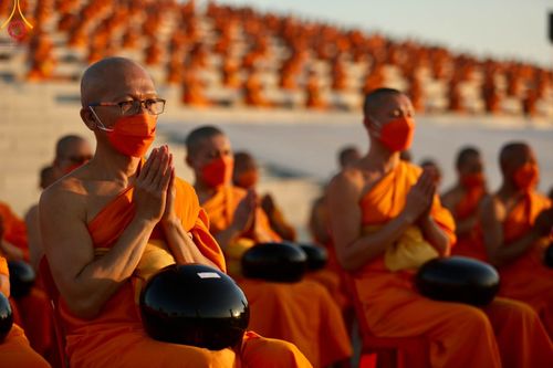 ภาพ No.105215:พิธีตักบาตรฉลองพระบวชใหม่ รุ่นบูชาธรรมมหาปูชนียาจารย์ และต้อนรับศักราชใหม่ วันจันทร์ที่ 1 มกราคม พ.ศ. 2567 ณ ลานธรรมพระมหาธรรมกายเจดีย์ วัดพระธรรมกาย