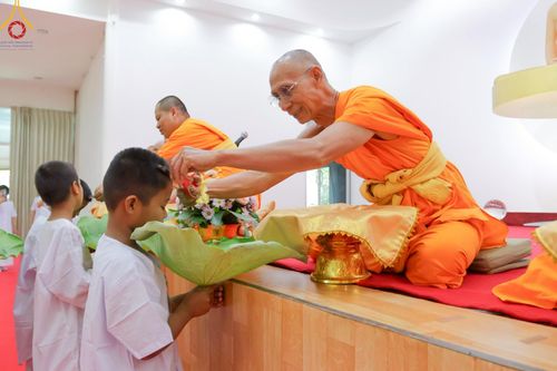 ภาพ No.216157:วันเสาร์ที่ 5 เมษายน พ.ศ. 2568 พิธีตัดปอยผม พิธีขอขมาผู้ปกครอง พิธีขอขมามอบผ้าไตร พิธีบรรพชา พิธีถวายบาตรสามเณร ณ ศูนย์ปฏิบัติธรรมและศูนย์อบรมเยาวชนเพชรบุรี ต.ท่าแลง อ.ท่ายาง จ.เพชรบุรี