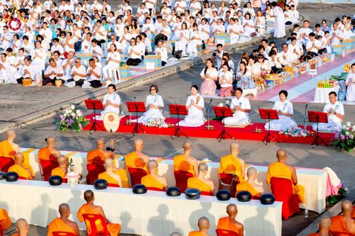 ภาพ No.250512:วันพุธที่ 8 ตุลาคม พ.ศ. 2568 พิธีตักบาตรเทโวโรหณะ ณ ลานธรรมปทุมรัตน์ธรรมเจดีย์ พุทธอุทยานนานาชาติ อ.โพนพิสัย จ.หนองคาย