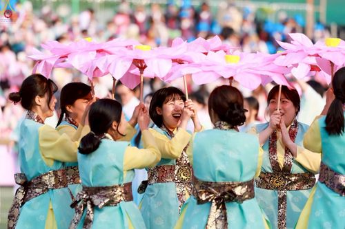 ภาพ No.229528:วันเสาร์ที่ 26 เมษายน พ.ศ. 2568 คณะพระภิกษุสามเณรในโครงการบรรพชาหมู่ 81 รูป  วัดภาวนาโซล ประเทศเกาหลีใต้ ได้ร่วมกับคณะสาธุชนคนไทยในเกาหลีใต้  ร่วมกันเดินขบวนอัญเชิญโคมดอกบัว  เพื่อบูชาแด่องค์สมเด็จพระสัมมาสัมพุทธเจ้า  ในงานเทศกาลวิสาขบูชานานาชาติ ประจำปี