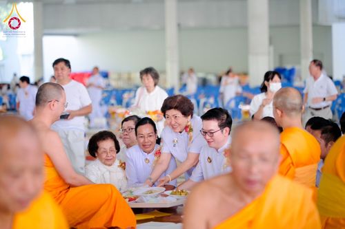 ภาพ No.198032:พิธีถวายภัตตาหารแด่พระภิกษุ สามเณร  บูชาธรรมคุณยายอาจารย์มหารัตนอุบาสิกาจันทร์ ขนนกยูง เนื่องในวาระวันคล้ายวันเกิดครบ 116 ปี วันอาทิตย์ที่ 19 มกราคม พ.ศ. 2568 ณ หอฉันคุณยายอาจารย์ฯ วัดพระธรรมกาย