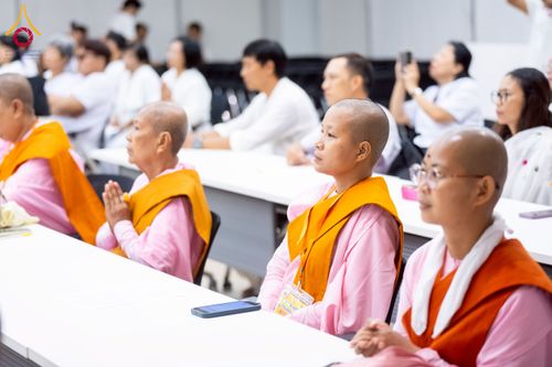 ภาพ No.223089:วันที่ 24 เมษายน พ.ศ. 2568 หลวงพ่อทัตตชีโวต้อนรับคณะเมียนมา อุบาสก อุบาสิกา 180 คน ณ อาคาร 100 ปี คุณยายมหารัตนอุบาสิกาจันทร์ ขนนกยูง วัดพระธรรมกาย