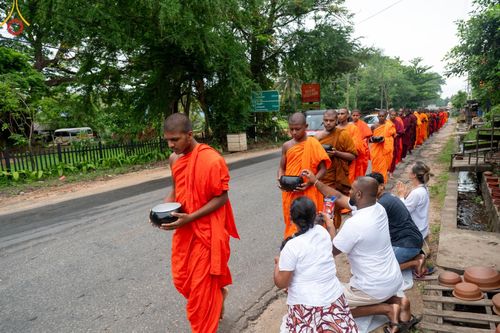 ภาพ No.139384:พิธีตักบาตรรอบเมืองดัมบุลล่า เทศกาลวิสาขบูชาแห่งชาติ ศรีลังกา เมื่อวันที่ 16 พฤษภาคมที่ผ่านมา คณะสงฆ์จากวัดพระธรรมกาย และคณะพระภิกษุสามเณรศรีลังกา ในโครงการสยาม-ลังกา ธรรมยาตรา ฉลองเทศกาลวิสาขบูชาแห่งชาติ ศรีลังกา บูชาธรรม 80 ปีหลวงพ่อธัมมชโย