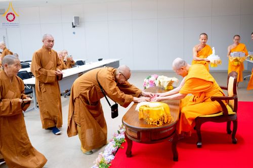 ภาพ No.222913:วันที่ 23 เมษายน พ.ศ. 2568 หลวงพ่อทัตตชีโวต้อนรับคณะสงฆ์จีน ณ อาคาร 100 ปี คุณยายมหารัตนอุบาสิกาจันทร์ ขนนกยูง วัดพระธรรมกาย