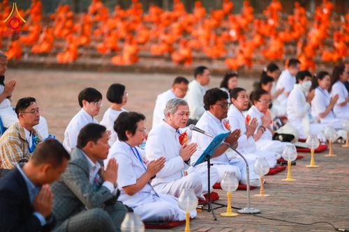 ภาพ No.130592:พิธีจุดโคมประทีปถวายเป็นพุทธบูชา ในโครงการบรรพชา 1,250 รูป ณ มหาวิหารมายาเทวี แดนประสูติ สวนลุมพินี ประเทศเนปาล วันที่ 9 มีนาคม พ.ศ. 2567