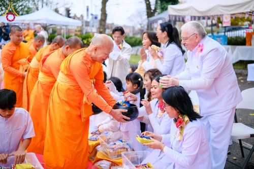 ภาพ No.175297:พิธีทอดกฐิน วัดพระธรรมกายแมนเชสเตอร์ เอดจลีย์ สต็อคพอร์ต ประเทศอังกฤษ ในโครงการกฐินสามัคคีทั่วไทย 30,000 วัด บูชาธรรม 80 ปี หลวงพ่อธัมมชโย โดยคณะศิษยานุศิษย์วัดพระธรรมกาย วันที่ 10 พฤศจิกายน พ.ศ. 2567