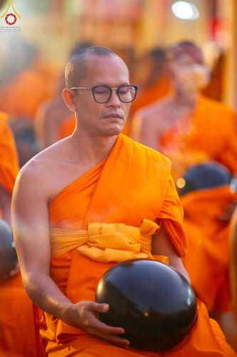 ภาพ No.197609:พิธีตักบาตรพระธรรมยาตรา ณ อนุสรณ์สถานลำดับที่ 4 สถานที่เกิดด้วยกายธรรม วัดโบสถ์(บน) ต.บางคูเวียง จ.นนทบุรี ในโครงการธรรมยาตรา กตัญญูบูชา มหาปูชนียาจารย์ พระมงคลเทพมุนี(สด จนฺทสโร) พระผู้ปราบมาร อนุสรณ์สถาน 7 แห่ง ปีที่ 13 วันที่ 19 มกราคม พ.ศ. 2568